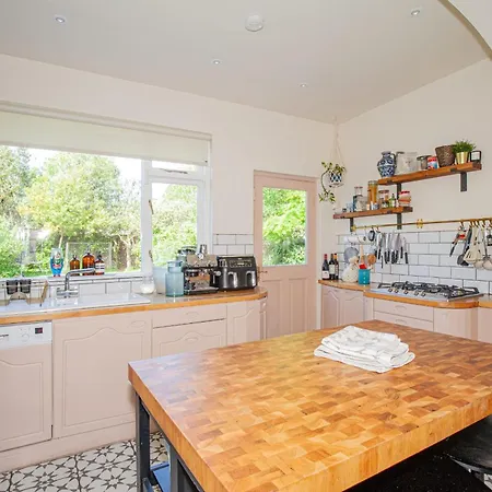 Charming 3bd Oasis 3 Min Walk From Beach Front! *