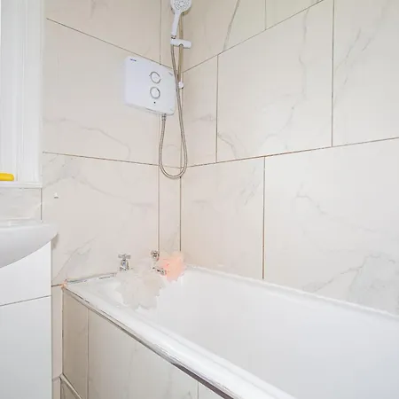 Charming 3bd Oasis 3 Min Walk From Beach Front!