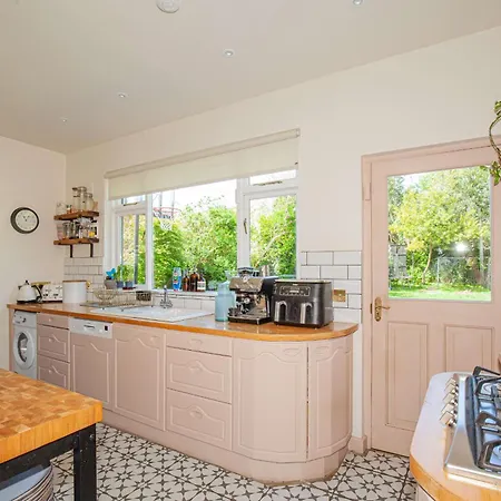 Charming 3bd Oasis 3 Min Walk From Beach Front!