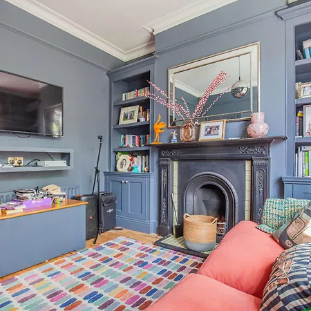 Charming 3bd Oasis 3 Min Walk From Beach Front! Feriehus